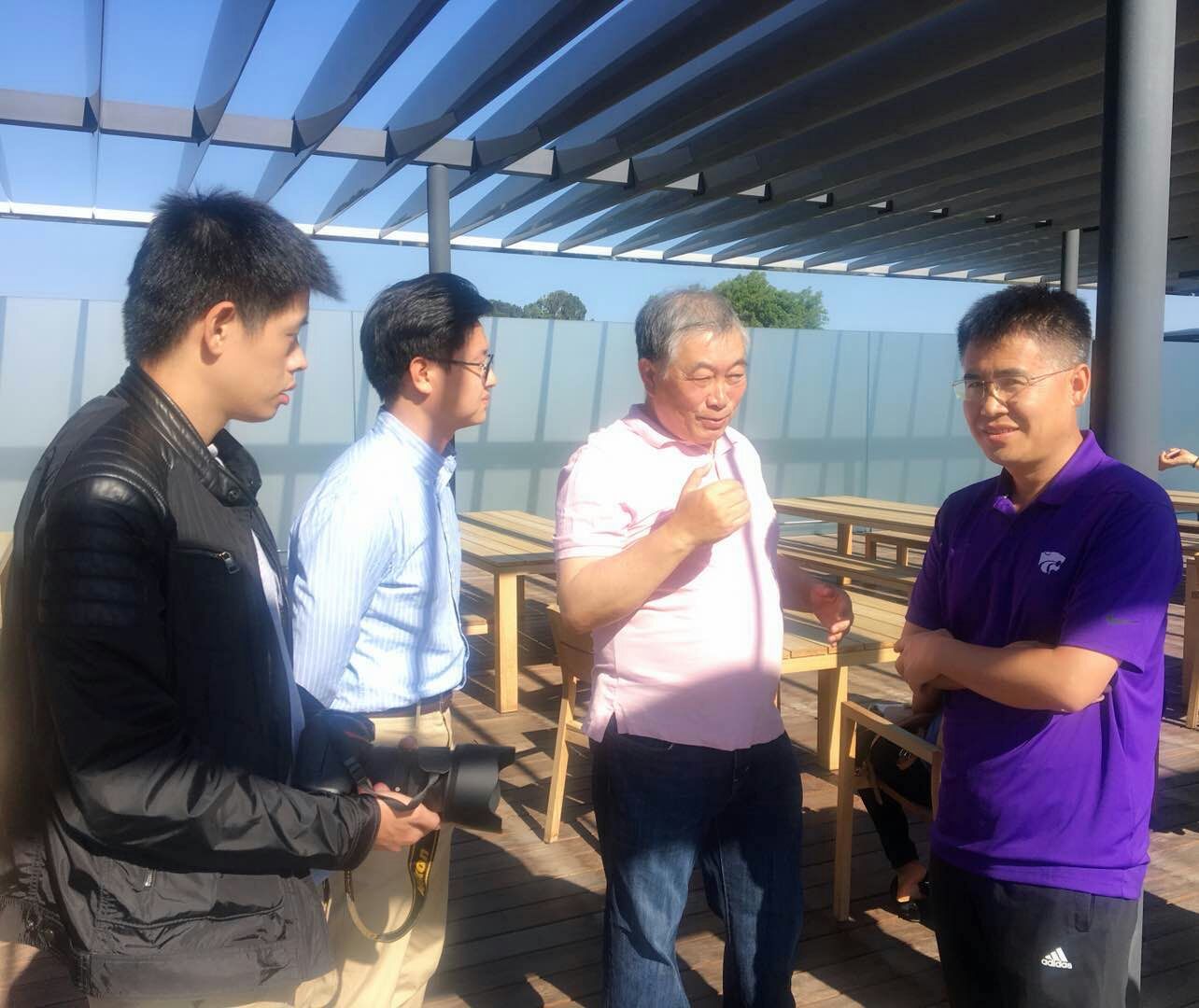 杨国涛老师与王陌阡教授在苹果公司参观中心进行交流