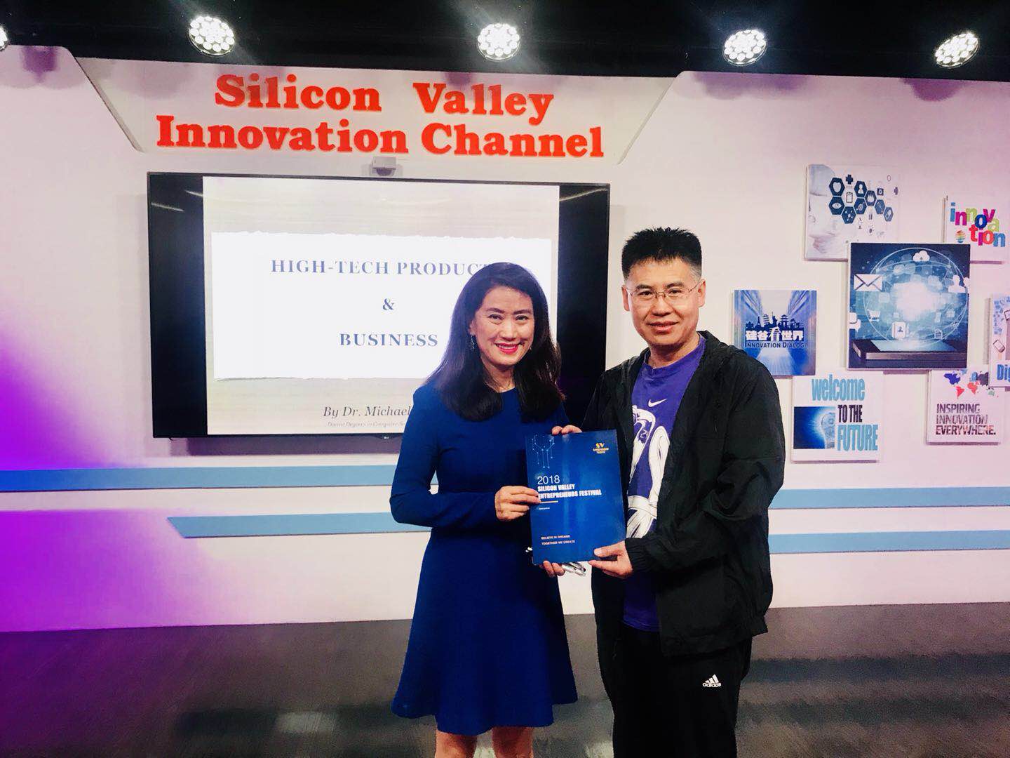 丁丁电视总裁丁维平女士为MBA学生赠送纪念册