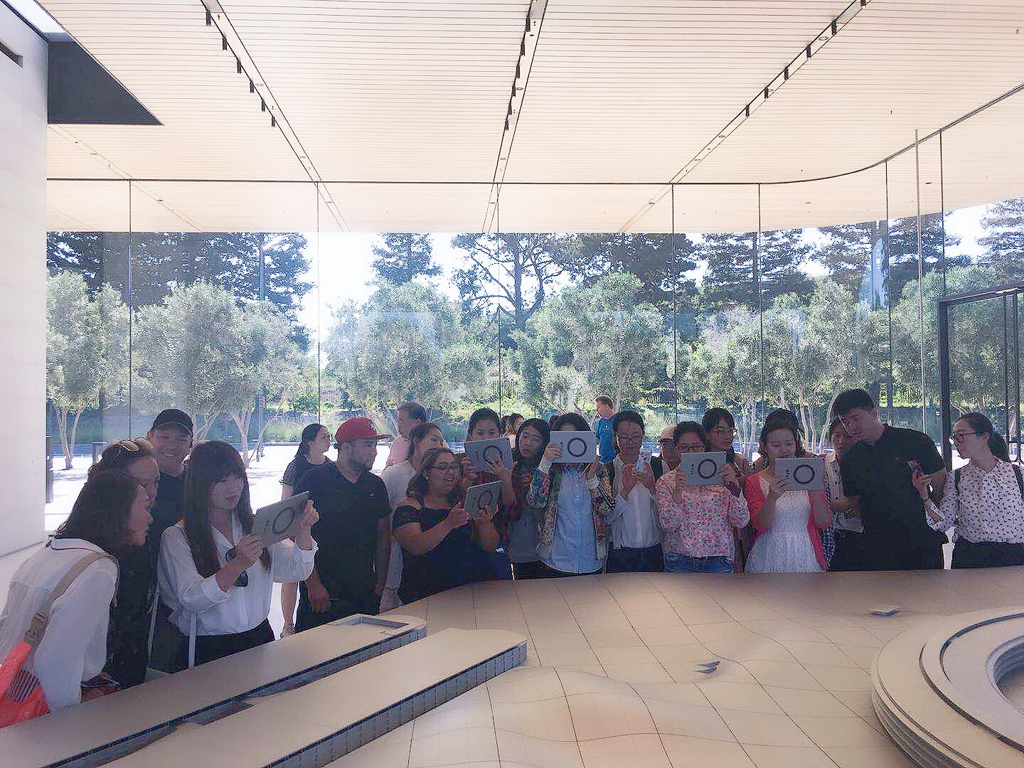 麻将胡了2
MBA师生一行在苹果总部参观中心通过Ipad体验AR技术在公司建筑概念展示中的应用