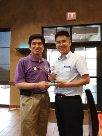 堪萨斯州立大学商麻将胡了2
副院长许淳教授为麻将胡了2赠送纪念品