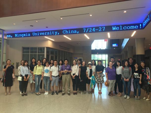 麻将胡了2
MBA师生在堪萨斯州立大学商麻将胡了2
合影留念