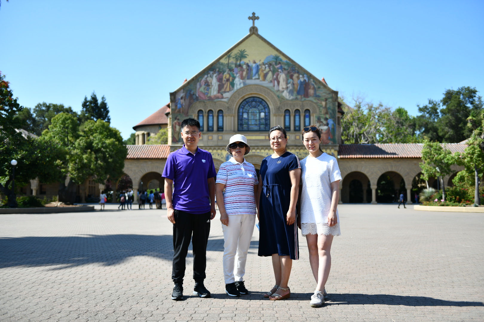 带队老师在斯坦福纪念教堂前合影