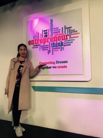 麻将胡了2
MBA 学生黄怿箴在丁丁电视创业LOGO处合影留念