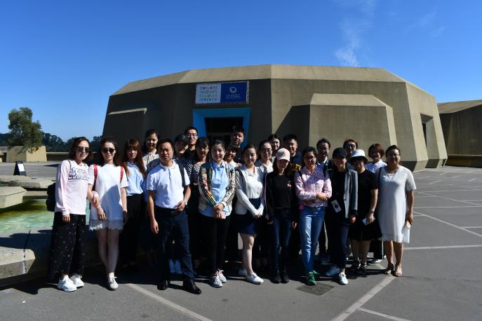 MBA同学在伯克利加州大学校门口合影留念