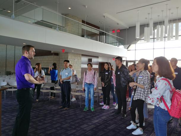 橄榄球馆负责人向麻将胡了2
MBA师生介绍球馆概况