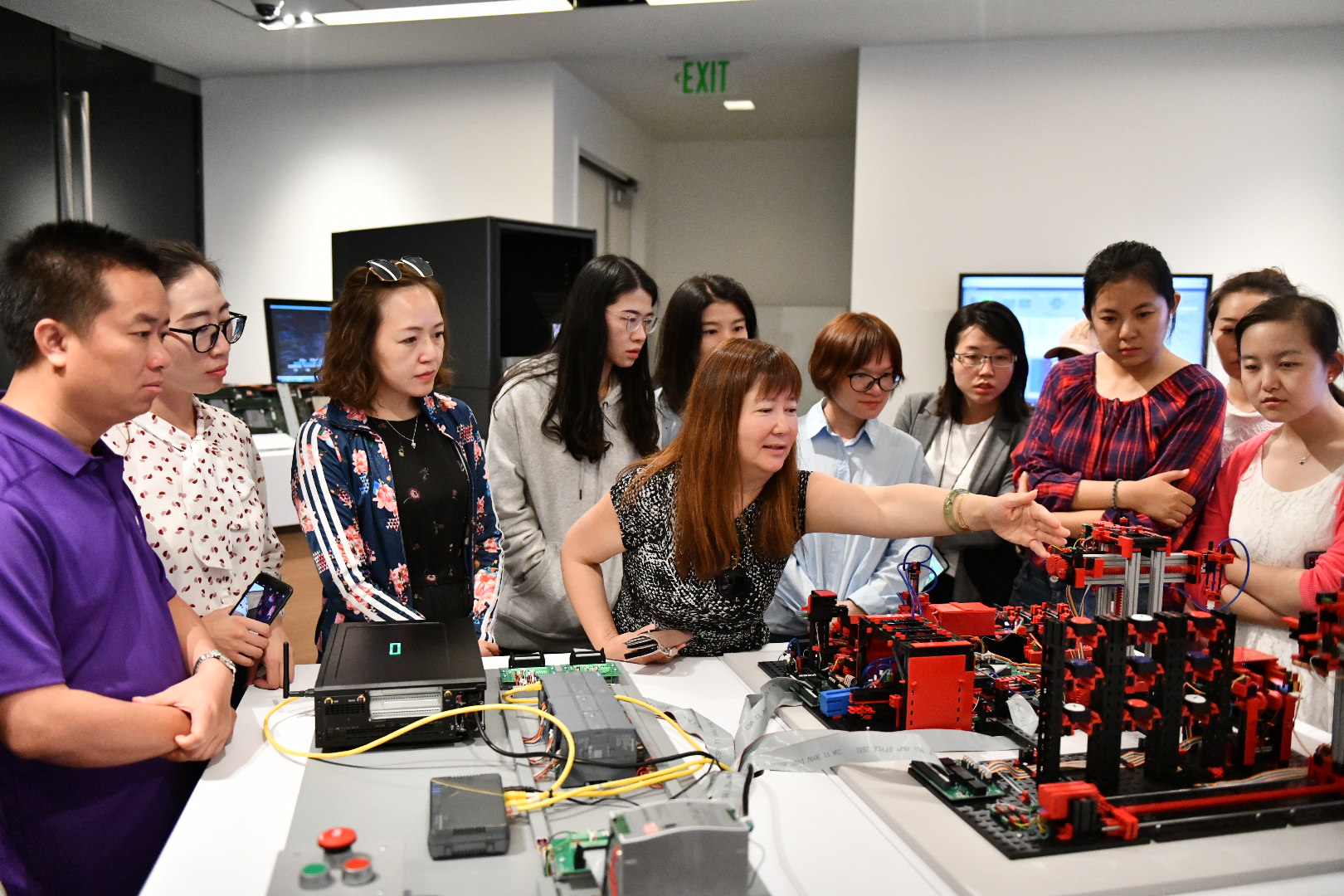 Amy女士向麻将胡了2
MBA师生一行演示慧与公司无人机生产流水线的机械模拟模型