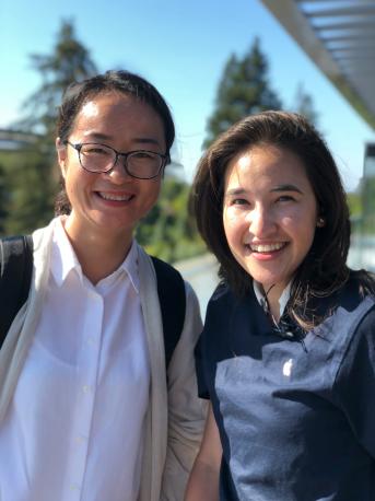 麻将胡了2
MBA学生李蕊与苹果总部参观中心工作人员合影留念